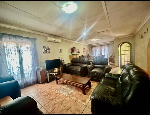 3 BEDROOM HOUSE FOR SALE IN VANDERBIJLPARK CE 2
